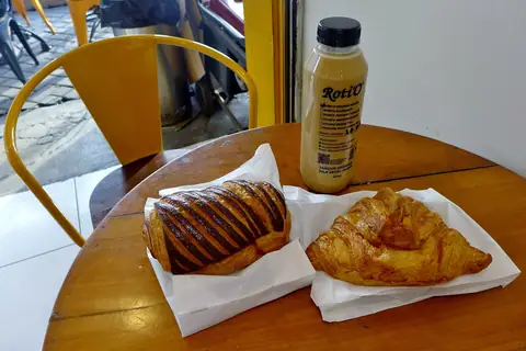 London Review Cake Shop photo 4